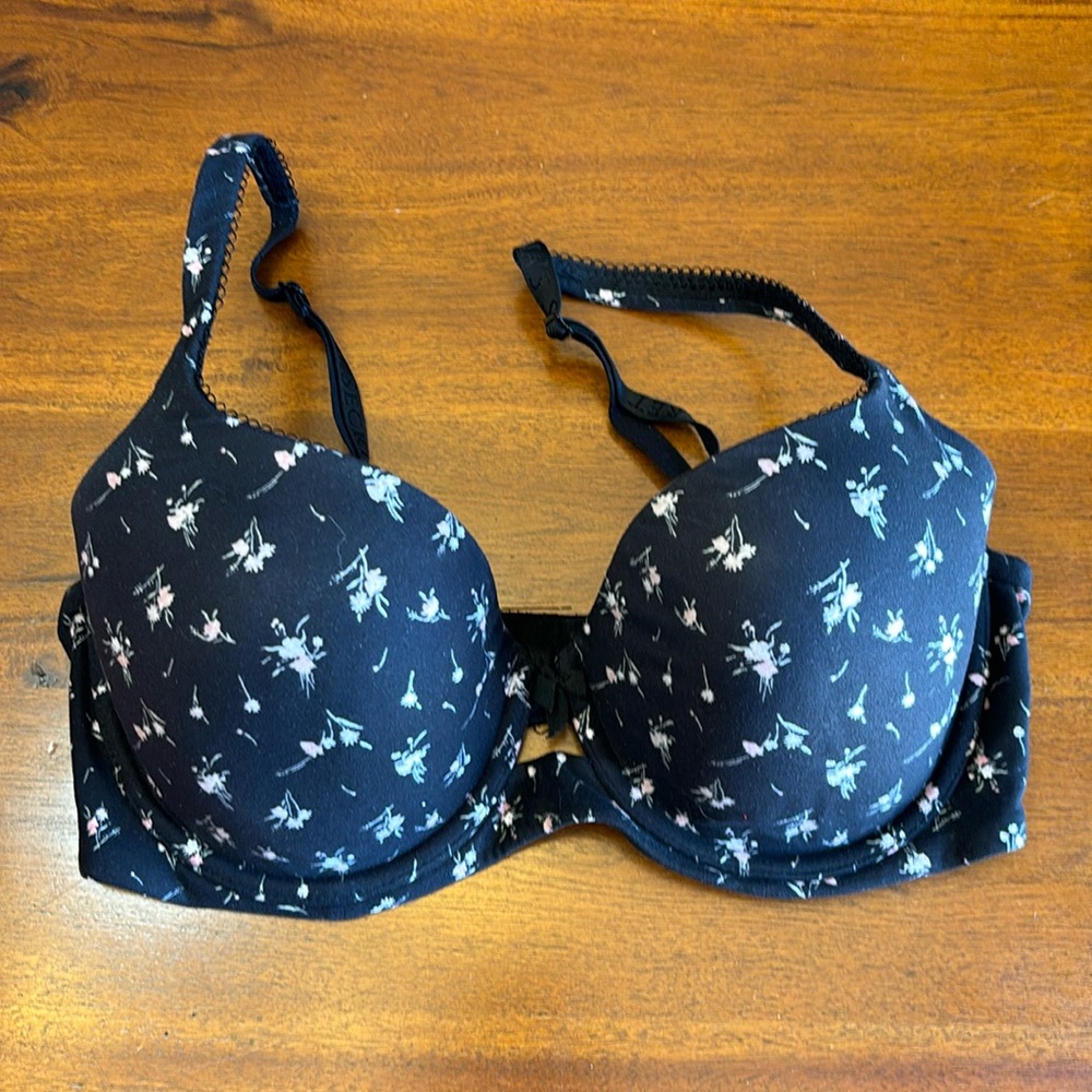 Black/Flower print Victoria’s Secret lightly lined underwire bra. Size 34 D